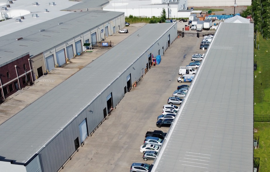 5479 W Sam Houston Pky N, Houston, TX for lease - Building Photo - Image 2 of 4