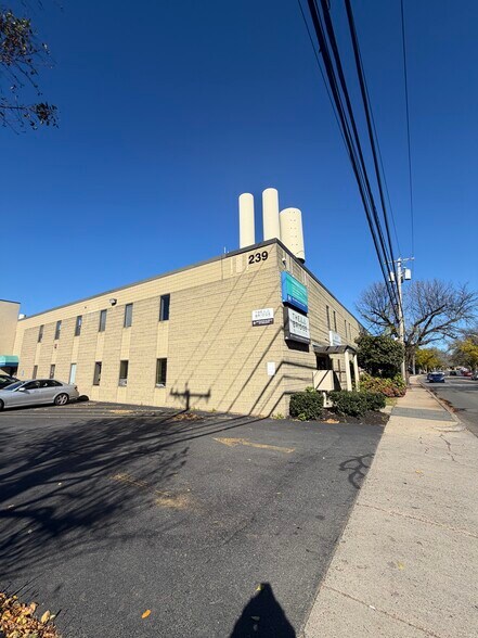 239 Commercial St, Malden, MA à louer - Photo du bâtiment - Image 2 de 4