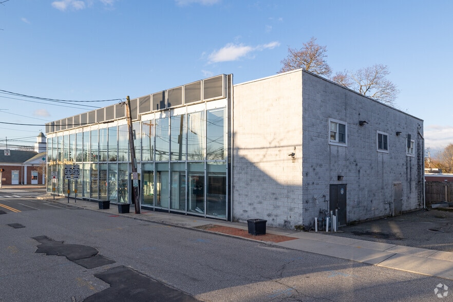 115 E Main St, Smithtown, NY for lease - Building Photo - Image 3 of 22