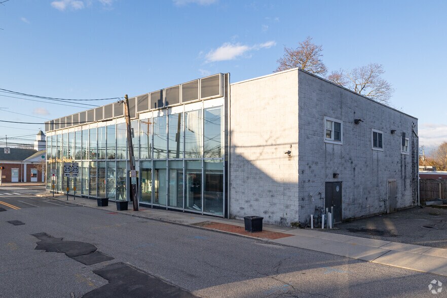 115 E Main St, Smithtown, NY à louer - Photo du bâtiment - Image 3 de 22