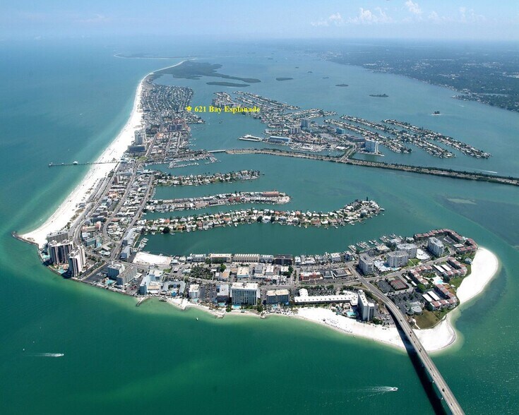 621 Bay Esplanade, Clearwater, FL à vendre - Photo du bâtiment - Image 3 de 27
