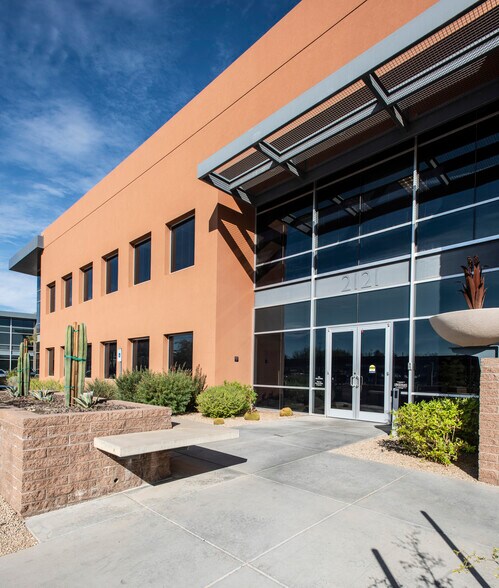 2121 W Chandler Blvd, Chandler, AZ à louer - Photo du bâtiment - Image 2 de 12