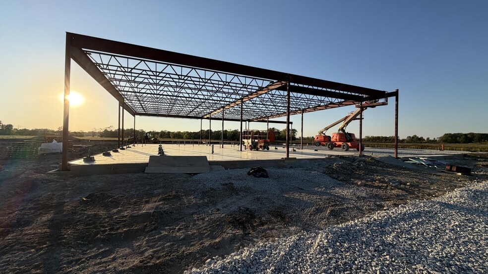 13675 Brooks School Rd, Noblesville, IN for lease - Building Photo - Image 2 of 3