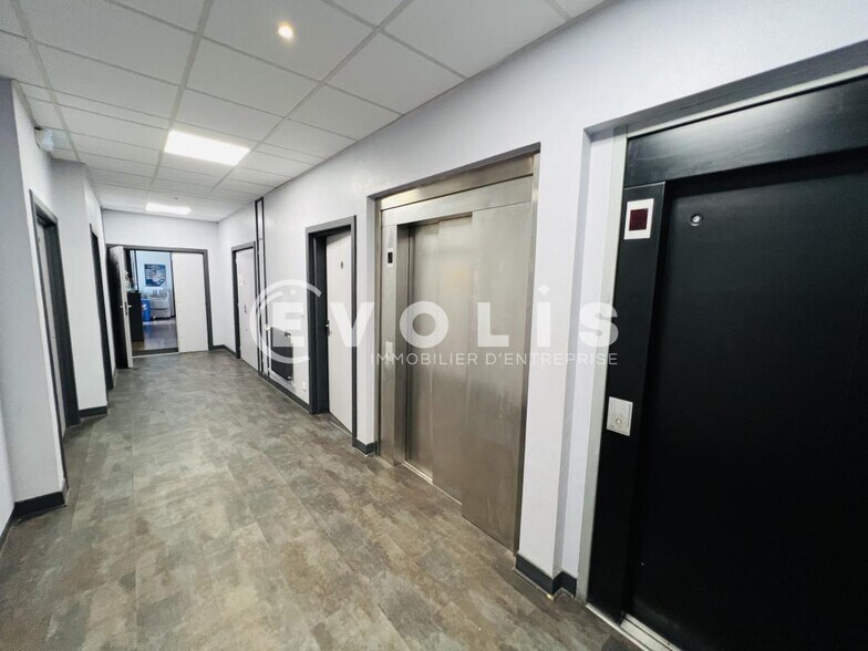 Flex in Montreuil for lease - Interior Photo - Image 2 of 7