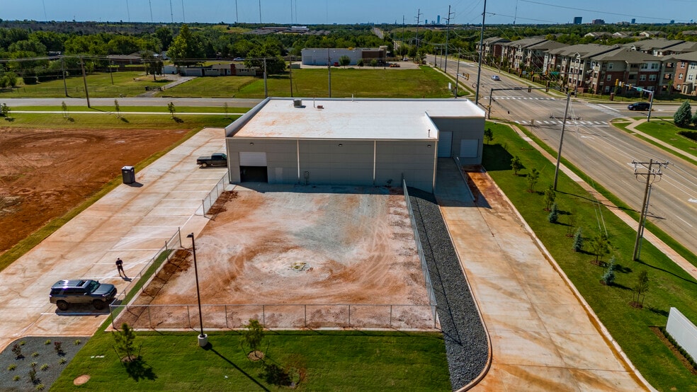 1001 NE 122nd St, Oklahoma City, OK à louer - Photo du bâtiment - Image 3 de 4