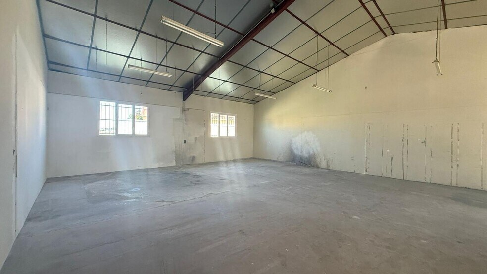 Industrial in Saint-Just for lease - Interior Photo - Image 2 of 5