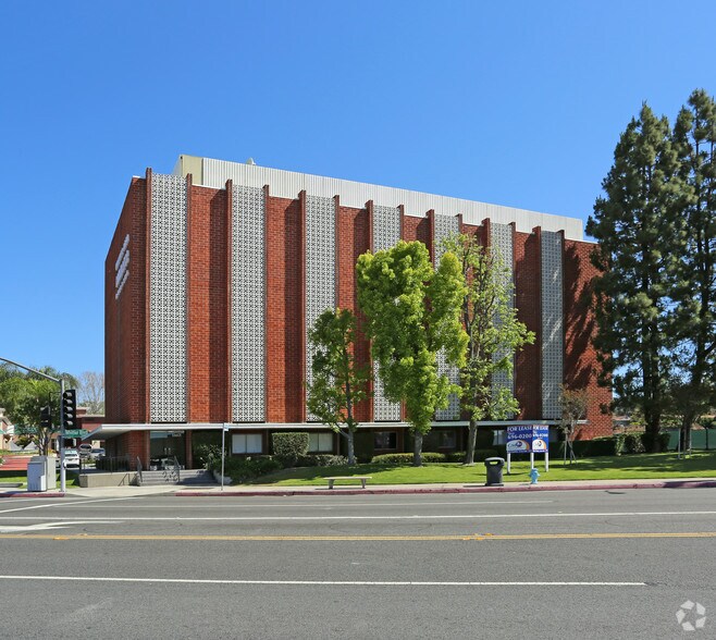 13575-13601 E Whittier Blvd, Whittier, CA à louer - Photo du bâtiment - Image 3 de 5