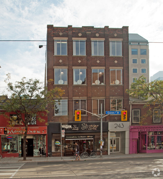 241-243 Queen St W, Toronto, ON à louer - Photo du bâtiment - Image 2 de 4