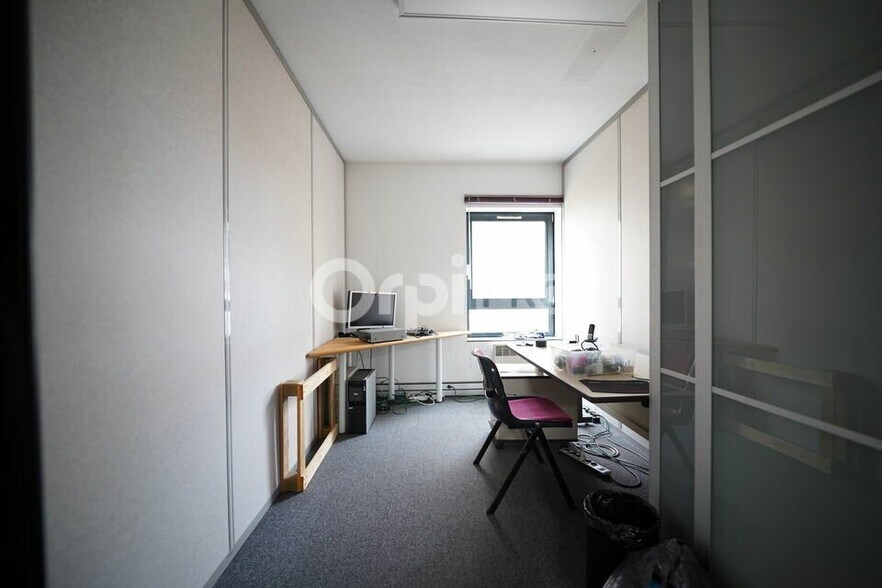 113 Rue Du 1 Mars 1943, Villeurbanne for lease - Interior Photo - Image 2 of 10