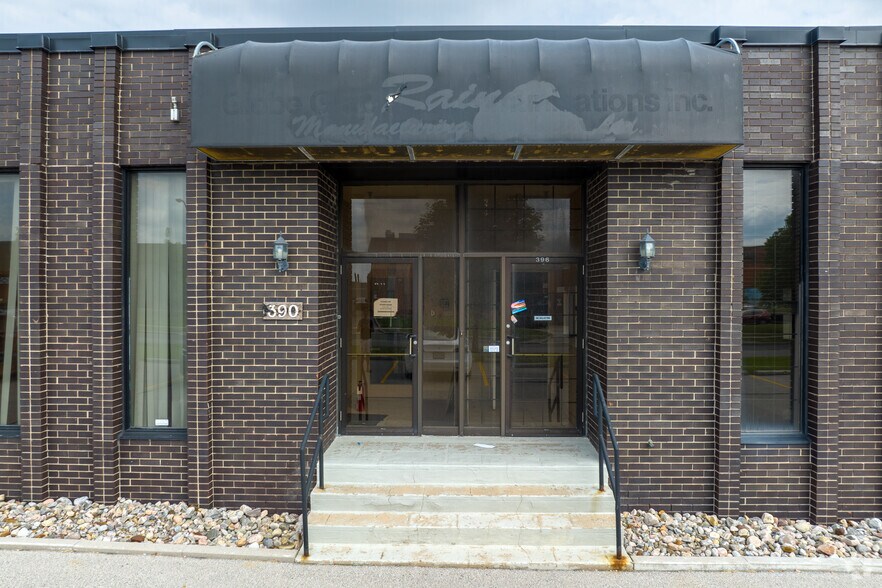 382-400 Canarctic Dr, Toronto, ON à louer - Photo du bâtiment - Image 3 de 11