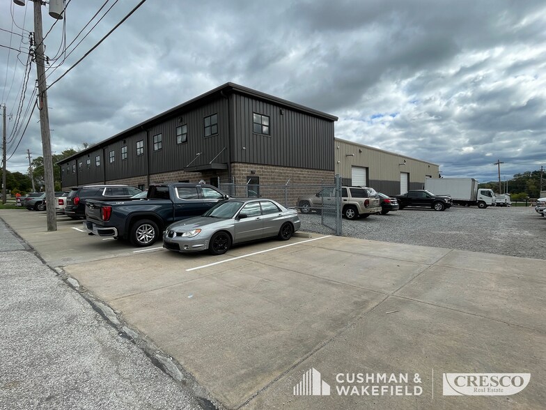 240 Tuxedo Ave, Brooklyn Heights, OH à louer - Photo du bâtiment - Image 2 de 14