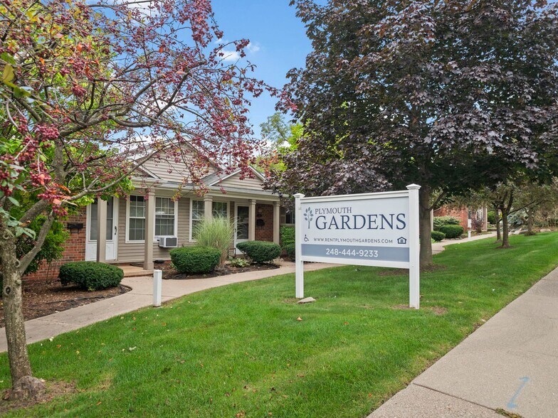 230 Plymouth Rd, Plymouth, MI à vendre - Photo du bâtiment - Image 2 de 20