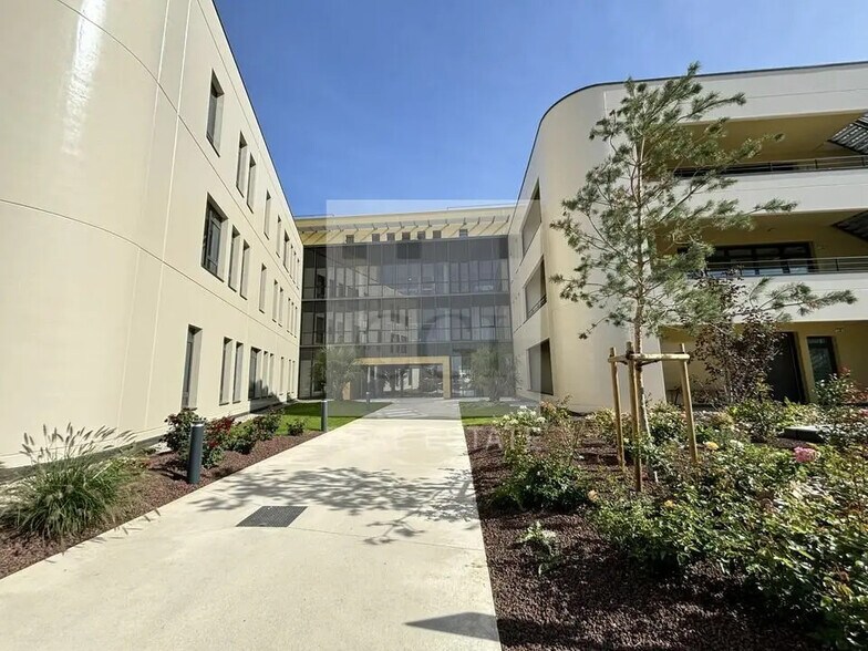 Bureau dans Genas à louer - Photo du bâtiment - Image 2 de 13