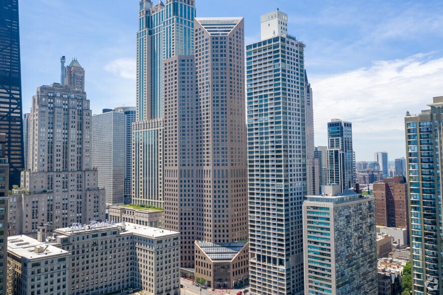 940 N Michigan Ave, Chicago, IL à louer - Photo du bâtiment - Image 3 de 23