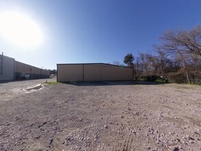 2463 S Riverside Dr, Fort Worth, TX for lease Building Photo- Image 2 of 6