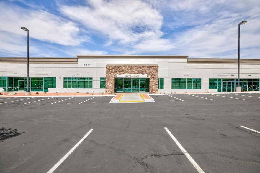 3051 W Horizon Ridge Pky, Henderson, NV à louer - Photo du bâtiment - Image 3 de 7