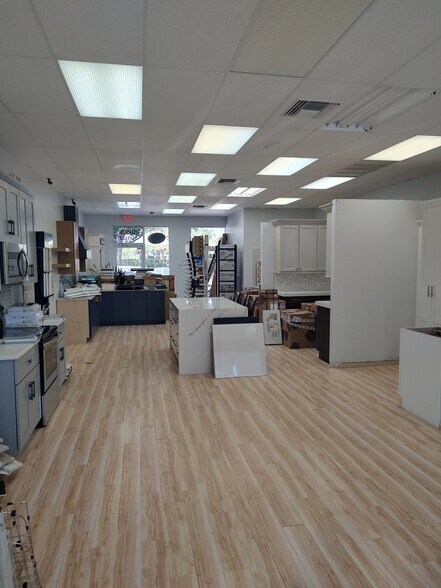1558 Palm Beach Lakes Blvd, West Palm Beach, FL à louer - Photo du bâtiment - Image 3 de 8