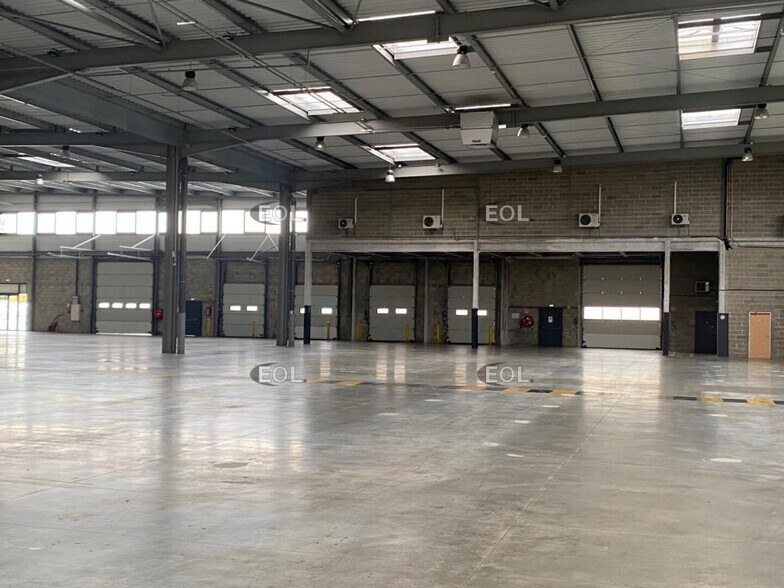 Industrial in Lieusaint for lease - Interior Photo - Image 3 of 12