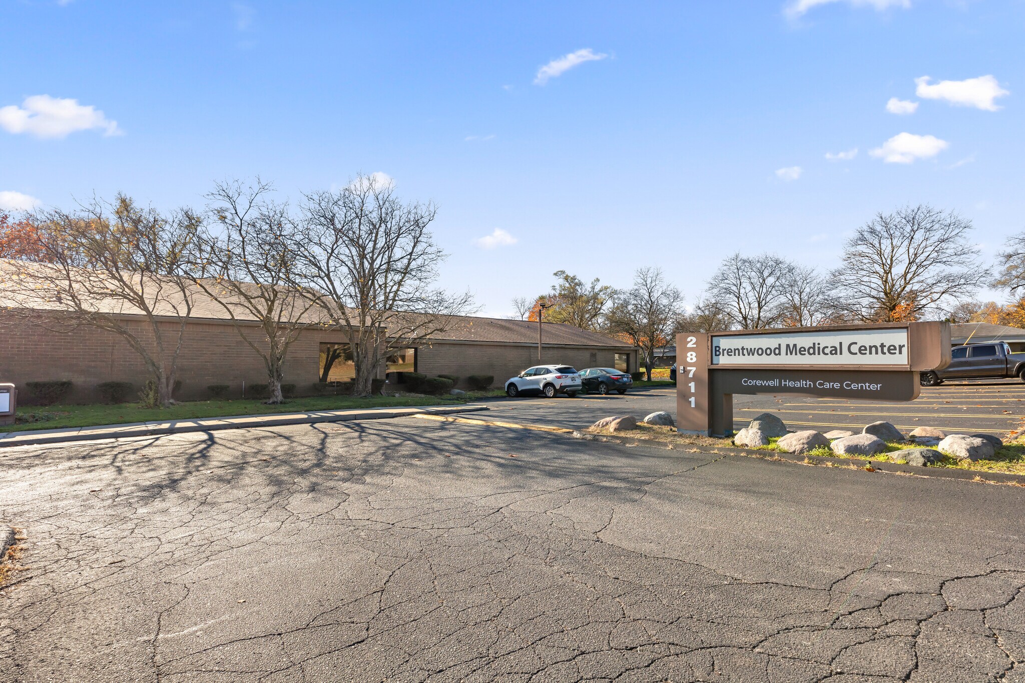 28711 8 Mile Rd, Livonia, MI à louer Photo du bâtiment- Image 1 de 10