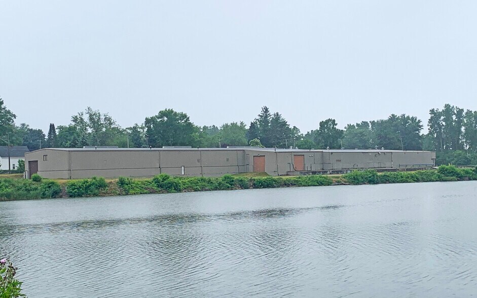 4820 River St, Columbiaville, MI à vendre - Photo du bâtiment - Image 1 de 9