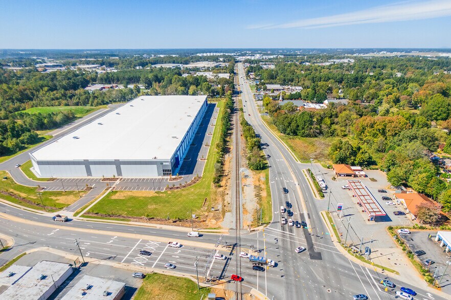 100 Guilford College Rd, Greensboro, NC à louer - Photo du bâtiment - Image 3 de 7
