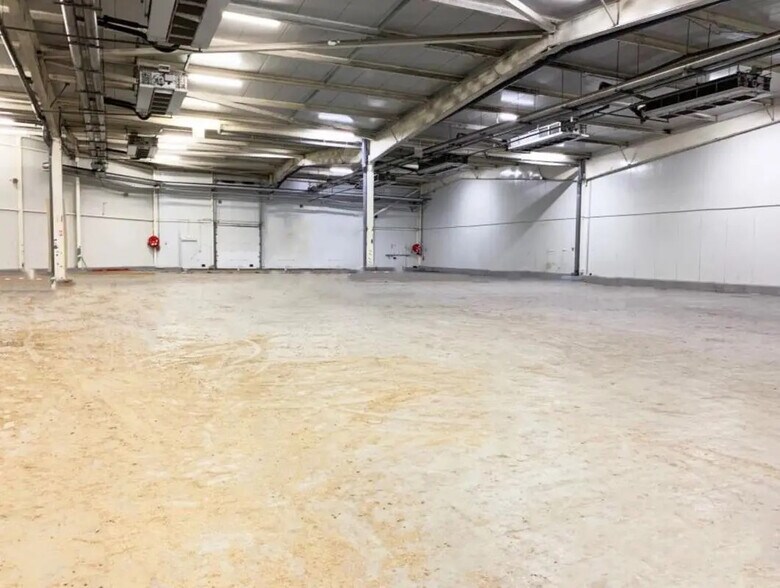 Flex in Orly for lease - Interior Photo - Image 2 of 5