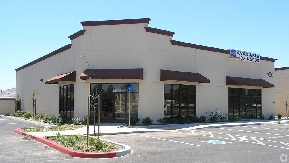 1690 N Lincoln St, Dixon, CA à vendre - Photo principale - Image 1 de 10