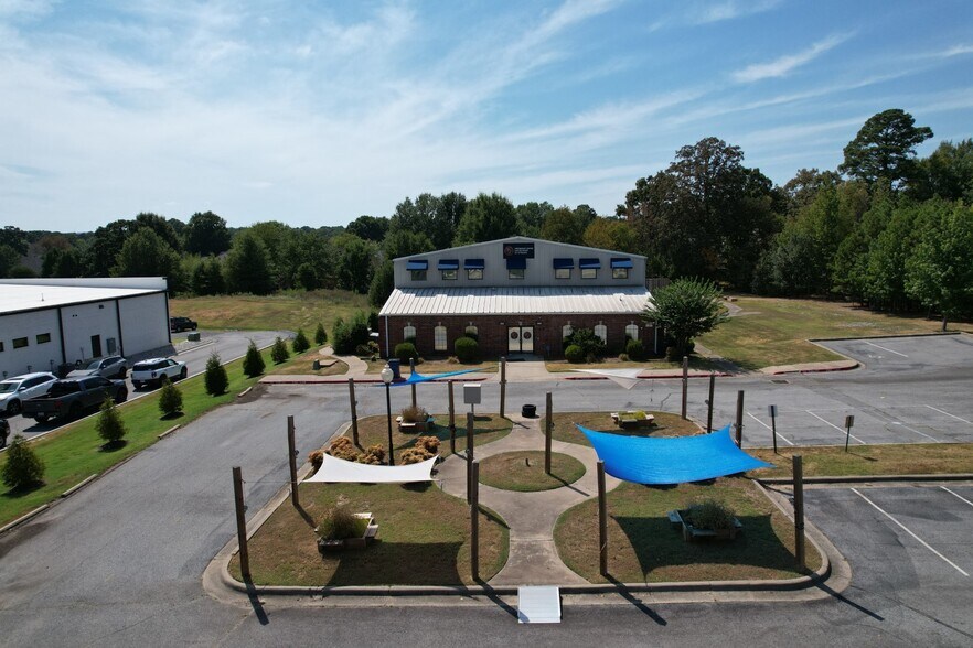 2 Country Club Cir, Maumelle, AR à vendre - Photo du bâtiment - Image 2 de 7