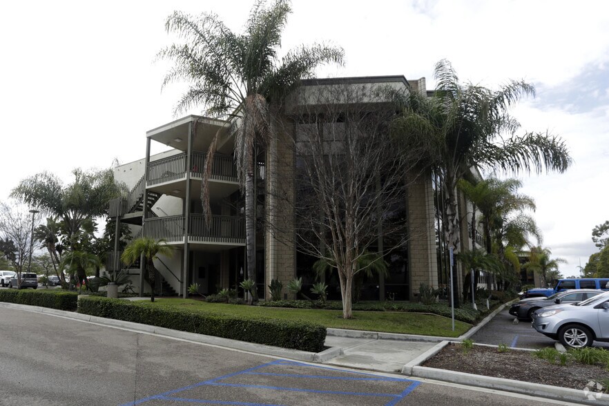 8825 Aero Dr, San Diego, CA à louer - Photo du bâtiment - Image 3 de 5