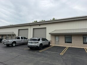 906 Geneva St, Shorewood, IL for lease Interior Photo- Image 2 of 16