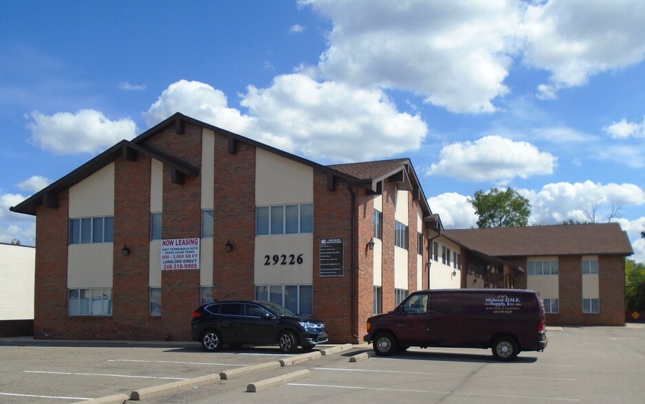 29226 Orchard Lake Rd, Farmington Hills, MI for lease - Building Photo - Image 3 of 3