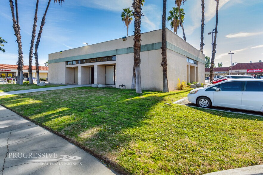 1995 E Florida Ave, Hemet, CA à vendre - Photo du bâtiment - Image 3 de 5