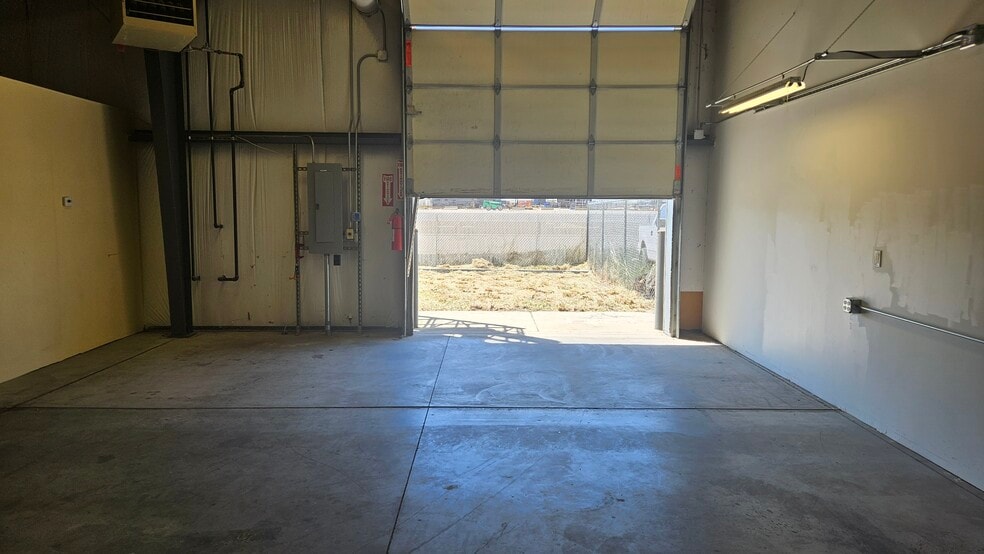 3010 W 500 S, Salt Lake City, UT for lease - Interior Photo - Image 3 of 7