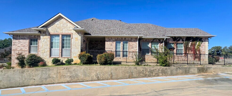 1205 Bent Oaks Ct, Denton, TX à vendre - Photo du bâtiment - Image 2 de 55