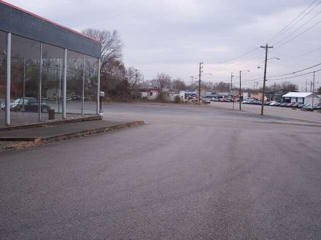 708 W Spring St, Cookeville, TN à louer - Photo du bâtiment - Image 2 de 12