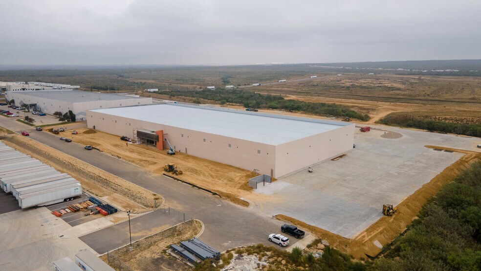 9001 Killam Industial Blvd, Laredo, TX à louer - Photo du bâtiment - Image 2 de 14