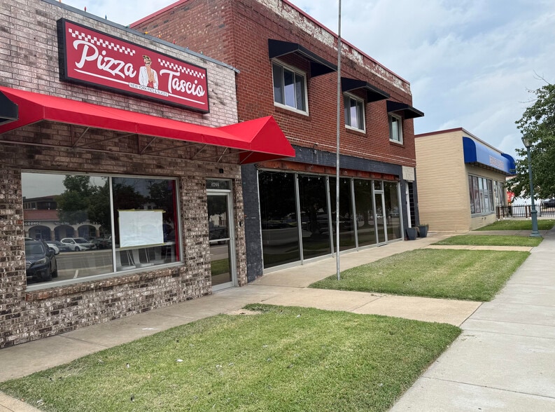 5420 Johnson Dr, Mission, KS for lease - Building Photo - Image 2 of 12