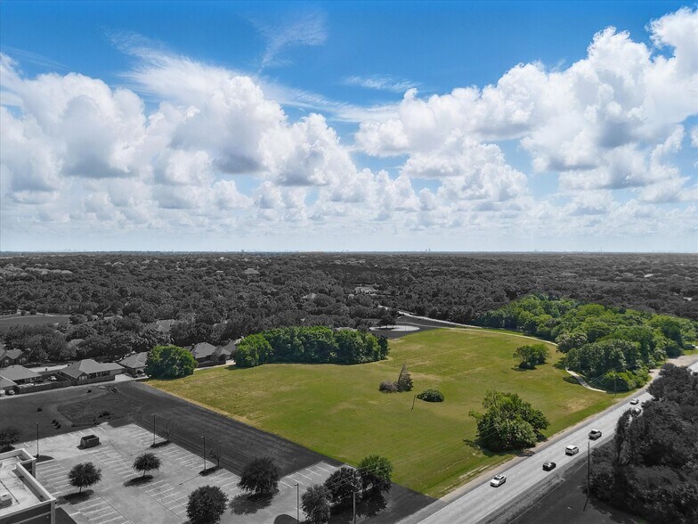699 W Wintergreen Rd, DeSoto, TX à vendre - Photo du bâtiment - Image 2 de 28