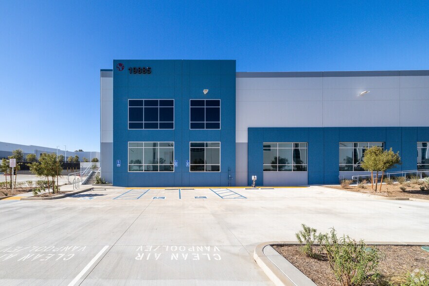 19885 Harvill Ave, Perris, CA à louer - Photo du bâtiment - Image 3 de 7