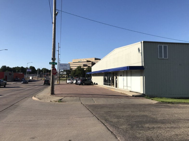 1103 S Cliff Ave, Sioux Falls, SD for lease - Primary Photo - Image 1 of 10