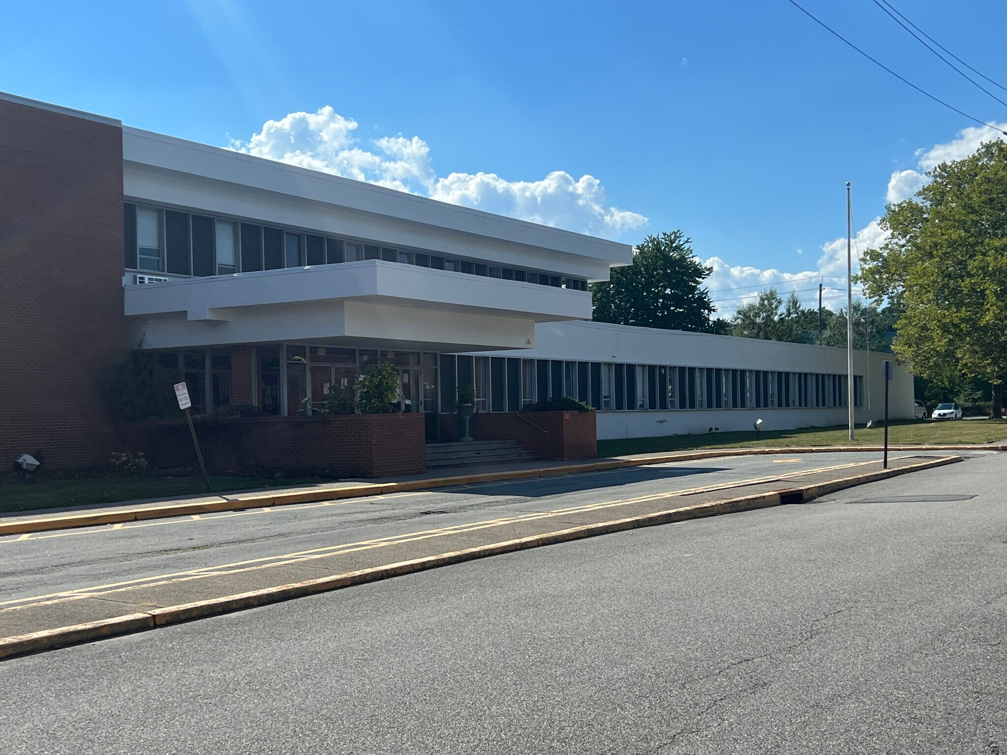 199 Scoles Ave, Clifton, NJ à louer Photo du bâtiment- Image 1 de 6