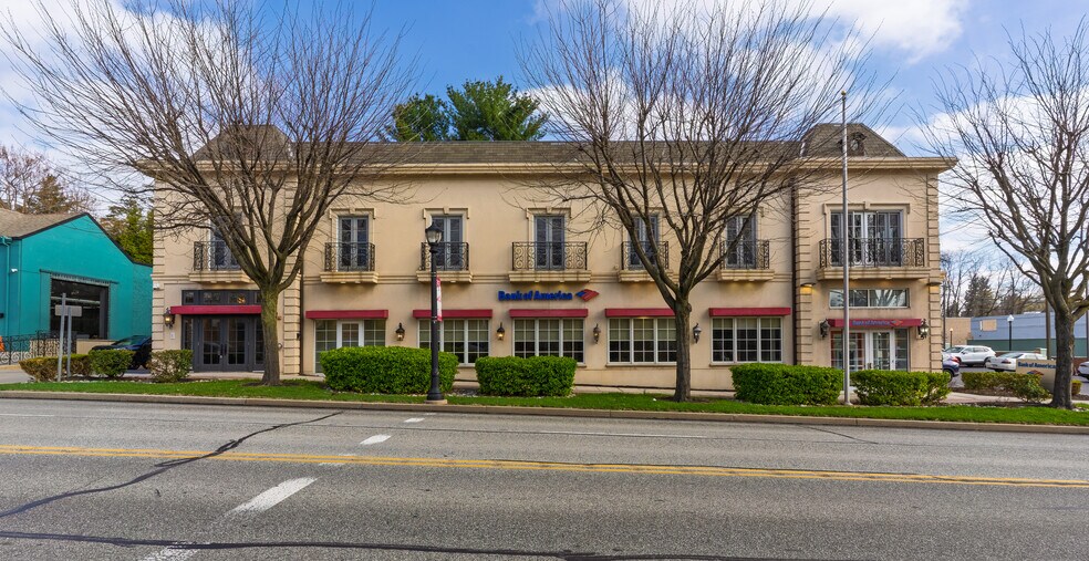 217 E Lancaster Ave, Wayne, PA à louer - Photo du bâtiment - Image 3 de 16