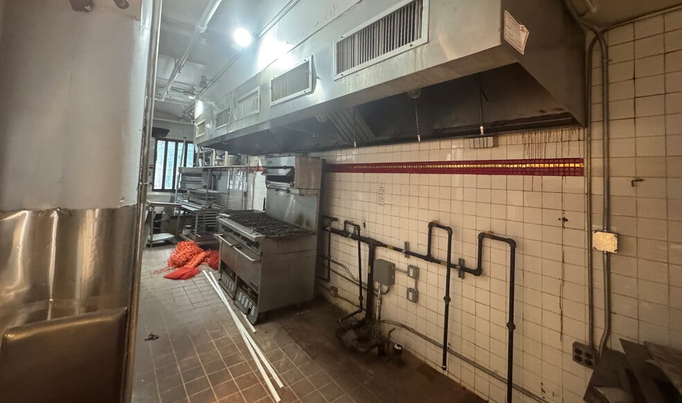 240 E 4th St, New York, NY for lease - Building Photo - Image 2 of 5