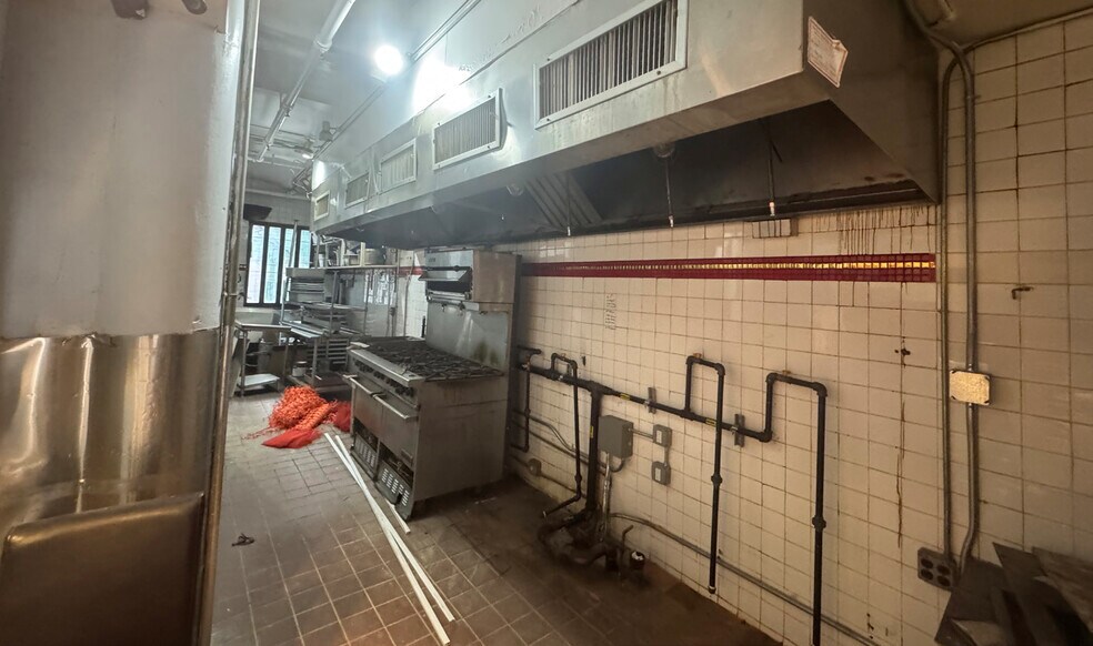 240 E 4th St, New York, NY à louer - Photo du bâtiment - Image 2 de 5