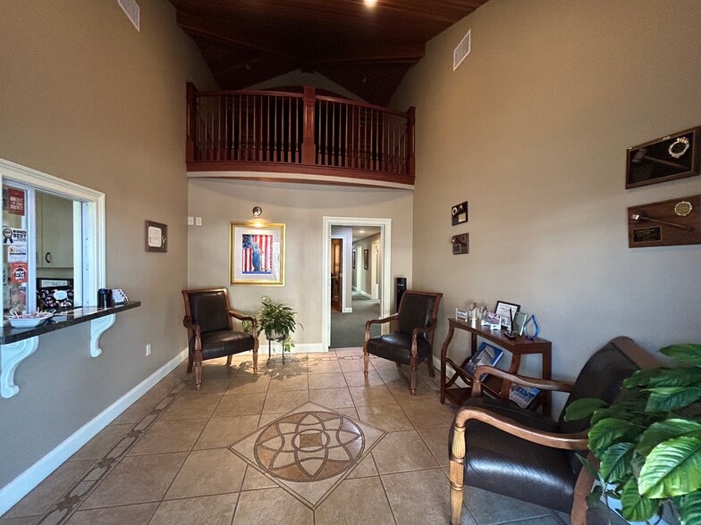 Law Office & Medical Office portfolio of 2 properties for sale on LoopNet.ca - Interior Photo - Image 3 of 22