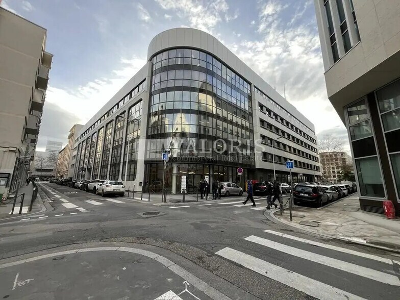 Office in Lyon for lease - Building Photo - Image 1 of 16