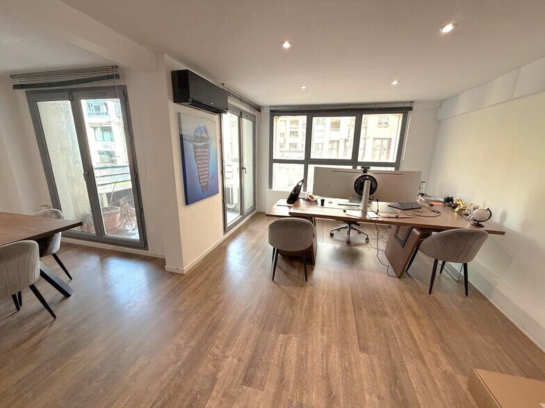 42 Allée Turcat Mery, Marseille for sale - Interior Photo - Image 2 of 9