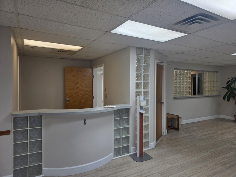 2525 Harbor Blvd, Port Charlotte, FL for lease - Building Photo - Image 2 of 19
