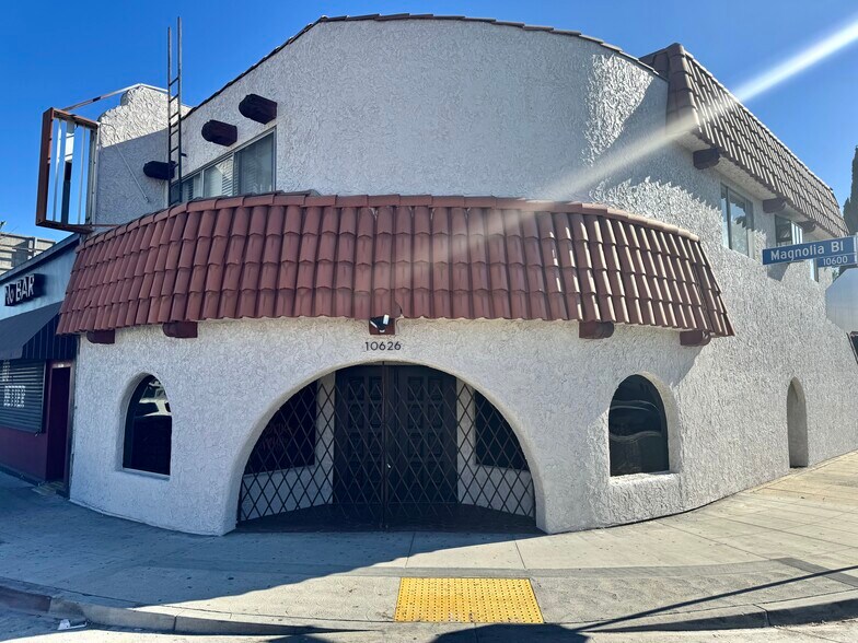 10626 Magnolia Blvd, North Hollywood, CA à louer - Photo du bâtiment - Image 2 de 17