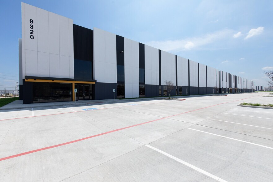 9210 Highway 6 N, Houston, TX à louer - Photo du bâtiment - Image 2 de 14